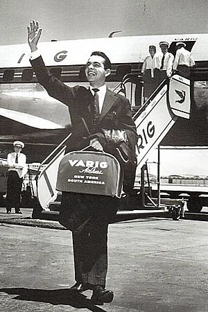 Cauby Peixoto na viagem inaugural do Super Constellation G da Varig no ano de 1955, avião que reduziu 72 horas de voo para 20 horas