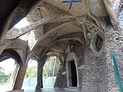 Exterior i entrada a la Cripta de la Colònia Güell 02