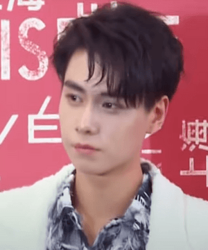 Hu Yitian at Shanghai Chanel Exhibition 2019.png