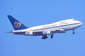 Mandarin Airlines Boeing 747SP-09; B-1862@HKG, December 1996 BIV (5618627457)