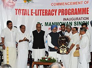 Manmohan Singh being presented a memento at the inauguration of the Total E-Literacy Project, organised by P.N. Panicker Vigyan Vikas Kendra, at Thiruvananthapuram, in Kerala. The Governor of Kerala, Shri Nikhil Kumar