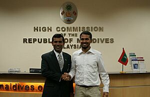 Muad Mohamad Zaki with President Nasheed.jpg