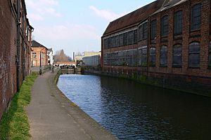North Lock and North Bridge on the Grand Union Canal in Leicester. - geograph.org.uk - 377478