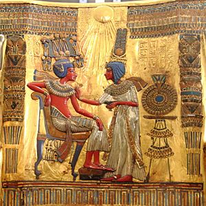 Respaldo del trono de oro de Tutankamón