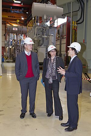 Rundgang ABB - (von links) NRW-Klimaschutzminister Johannes Remmel, Margit Thomeczek EnergieAgentur.NRW, Standortleiter ABB Matthias Reinhold (8496818425)