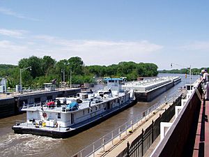 Starved Rock Lock (COE) tow downbound