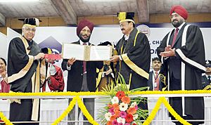 The Vice President, Shri M. Venkaiah Naidu presenting the Punjab University Khel Rattan Award to Padma Shree Milkha Singh, at the 67th Convocation of Panjab University, in Chandigarh on March 04, 2018