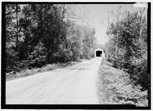 VIEW OF APPROACH ROAD AND PORTAL FROM SOUTH. - Jackson Covered Bridge, Spanning Sugar Creek, CR 775N (Changed from Spanning Sugar Creek), Bloomingdale, Parke County, IN HAER IND,61-BLOMD.V,1-1