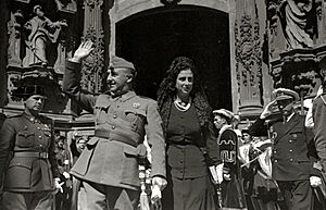 Visita de Francisco Franco y su esposa, Carmen Polo, en un acto religioso en la iglesia de Santa María (5 de 6) - Fondo Car-Kutxa Fototeka