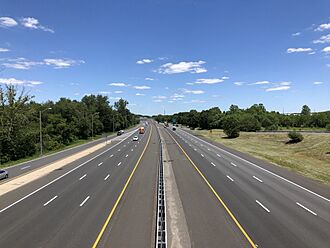 2021-06-24 13 18 29 View north along Interstate 295 and U.S. Route 130 from the overpass for Gloucester County Route 667 (Delaware Street) in Paulsboro, Gloucester County, New Jersey