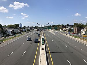2021-08-24 13 58 10 View south along New Jersey State Route 440 and Middlesex County Route 501 (Middlesex Freeway) from the pedestrian overpass between Lawrence Street and Grove Street in Perth Amboy, Middlesex County, New Jersey