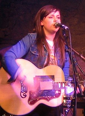 Amy Macdonald on stage (Edinburgh, 2007) (cropped)