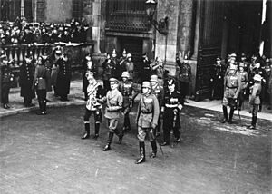 Bundesarchiv B 145 Bild-F051618-0053, Berlin, Heldengedenktag, Mackensen, Hitler, Blomberg