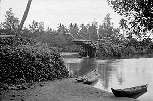 COLLECTIE TROPENMUSEUM De houten Kasiwah-brug bij de hoofdplaats Mamudju in Mandar is door een overstroming (banjir) stuk geslagen Celebes TMnr 10004447