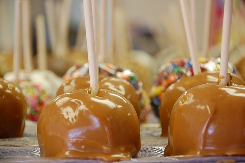 Closeup of caramel apples (7714802530)