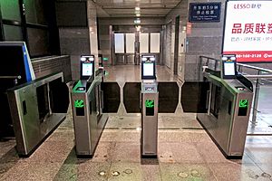 Entrance faregates at waiting room 10 of Beijing West Railway Station (20190908184801)