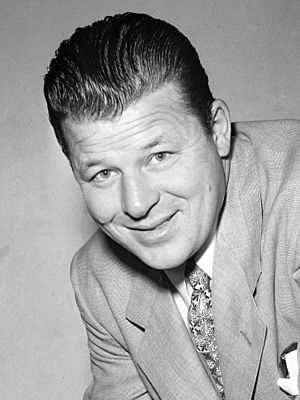 Jack Carson becomes a US citizen (cropped).jpg