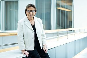 Official portrait of Ewa Kopacz 4