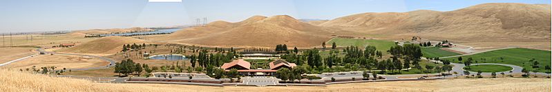 SanJoaquinValleyNationalCemeteryPanorama