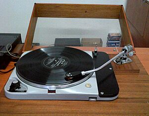 Thorens TD124 mkii + SME 3012 (9509758745) (cropped)