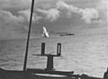 036731 – Cruzador Bahia lançando uma bomba de profundidade. Foto tirada de bordo da Corveta Carioca (26171335744)