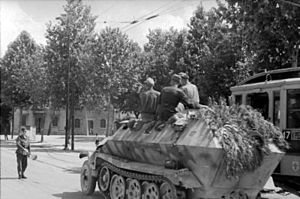 Bundesarchiv Bild 101I-584-2170-05, Frankreich, Schützenpanzer in einer Stadt