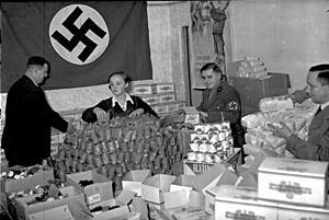 Bundesarchiv Bild 102-17313, Berlin, Weihnachtspakete für das Winterhilfswerk