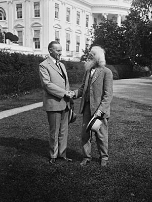 Calvin Coolidge shakes hands with Ezra Meek on October 7, 1924 outside the White House, Washington, D.C. - LCCN2016893777 (cropped)