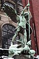 Erzengel Michael-Statue über dem Portal der St. Michaeliskirche Hamburg