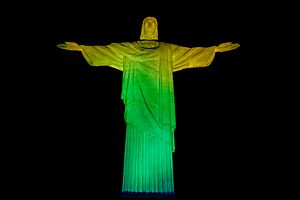 Estátua do Cristo Redentor nas cores da Bandeira do Brasil