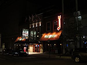 Gino's East Pizzeria, Chicago, Illinois (11004576173).jpg