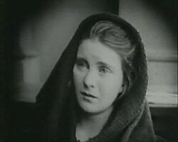 Intolerance, 1916, la ragazza (Mae Walsh) al processo