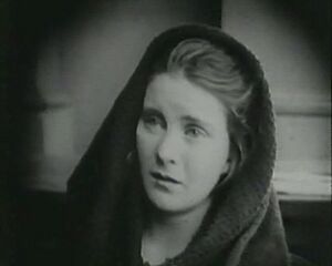 Intolerance, 1916, la ragazza (Mae Walsh) al processo