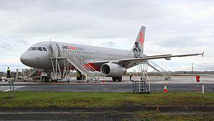 Jetstar a320 VH-VQY at Avalon Airport