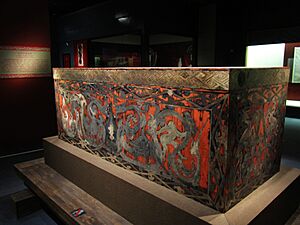Lacquer Coffin Unearthed from the 2nd-century-BC Han Tomb No.1 at Mawangdui 2011-07