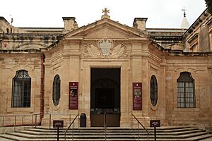 Malta - Valletta - Triq ir-Repubblika - Misrah l-Assedju l-Kbir - St. John's 01 ies
