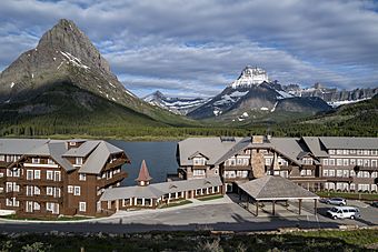 Many Glacier Hotel 2019 03.jpg