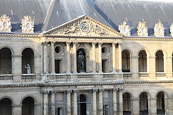 Paris - Les Invalides - Cour d'honneur - La statue de Napoléon - 001