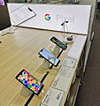 Pixel 3 と Pixel 3 XL を初触。本体をギュッと握ると Google Assistant が立ち上がるのがおもしろい。 ワシントンDC (44519013945)
