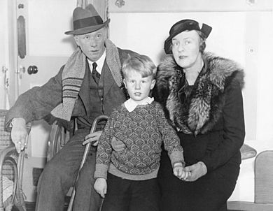 Sinclair Lewis with Dorothy Thompson and son 1935