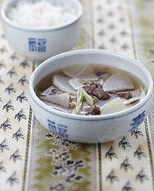 Soegogimuguk (beef radish soup).jpg