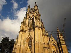Torre central de la iglesia de Lourdes en Bogotá