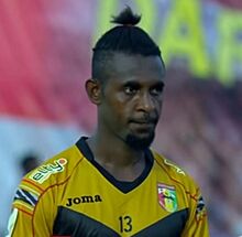 Yanto Basna playing for Mitra Kukar at the 2015 Indonesian Championship Torabika.jpg