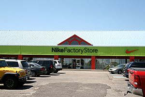 15-08-NikeFactoryStore Wisconsin IMG 1218