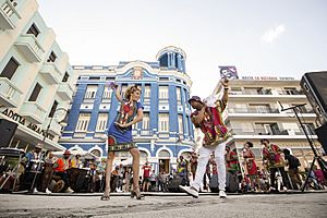 Bailarines de rumba cubana en la plaza de los trabajadores de Camagüey, Cuba