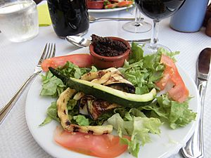 Bistrot de pays à Caseneuve salade de chèvre chaud à la tapenade et aux aubergines