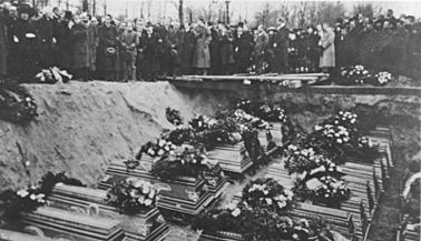 Bundesarchiv Bild 183-08931-0002, Berlin-Friedrichsfelde, Beerdigung der Revolutionsopfer
