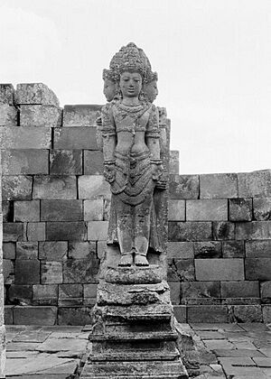 COLLECTIE TROPENMUSEUM Beeld van Brahma op de Candi Lara Jonggrang oftewel het Prambanan tempelcomplex TMnr 10016204