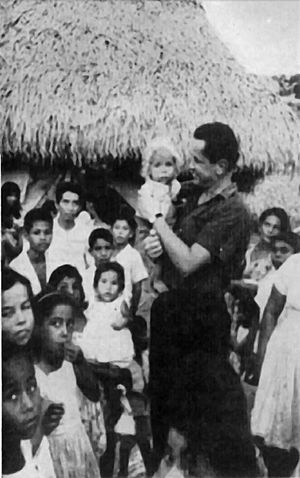 Camilo Torres con campesinos colombianos
