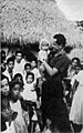 Camilo Torres con campesinos colombianos